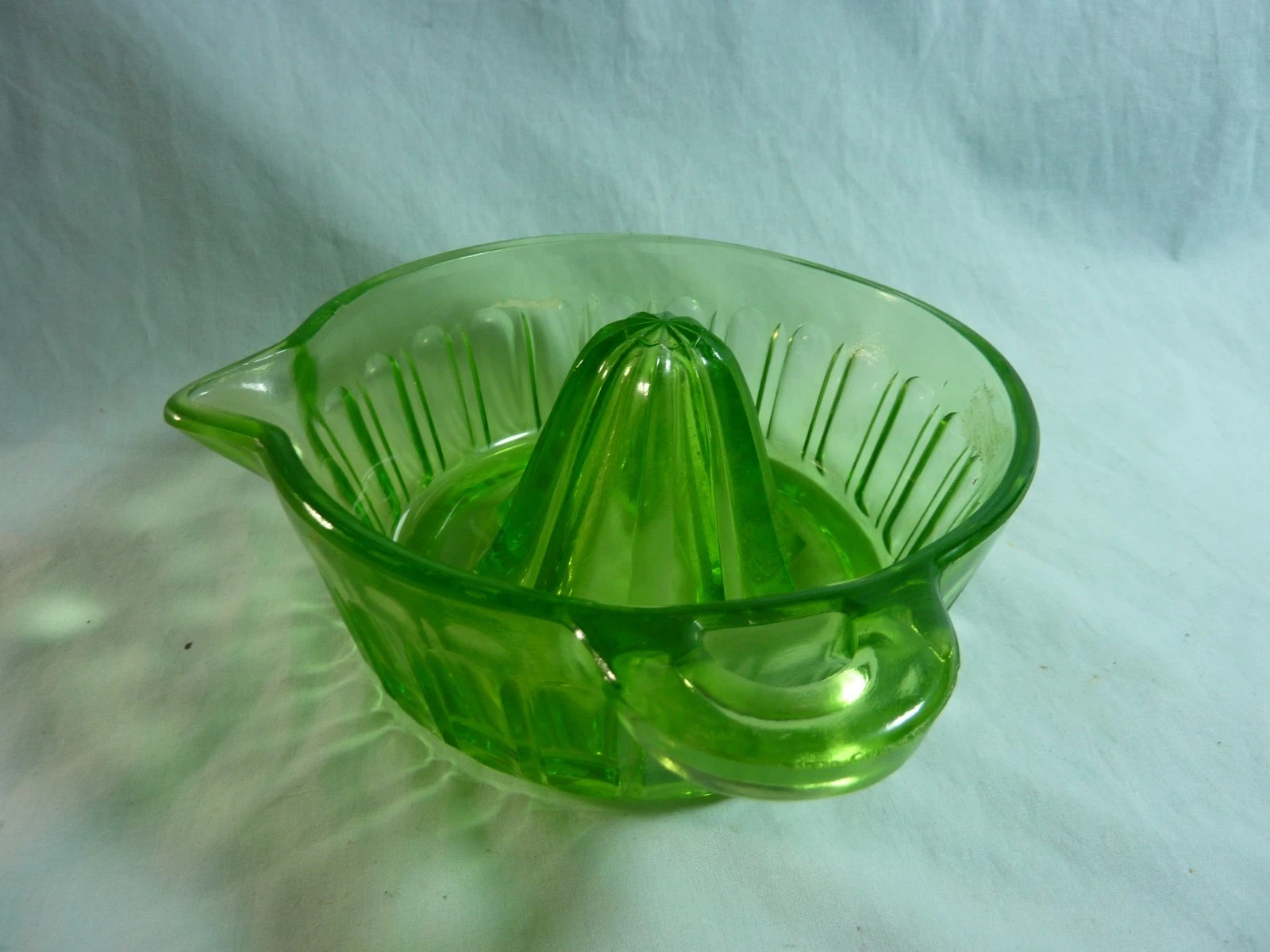 Vintage Green Citrus Reamer/Juicer w/Handle-Grapefruit