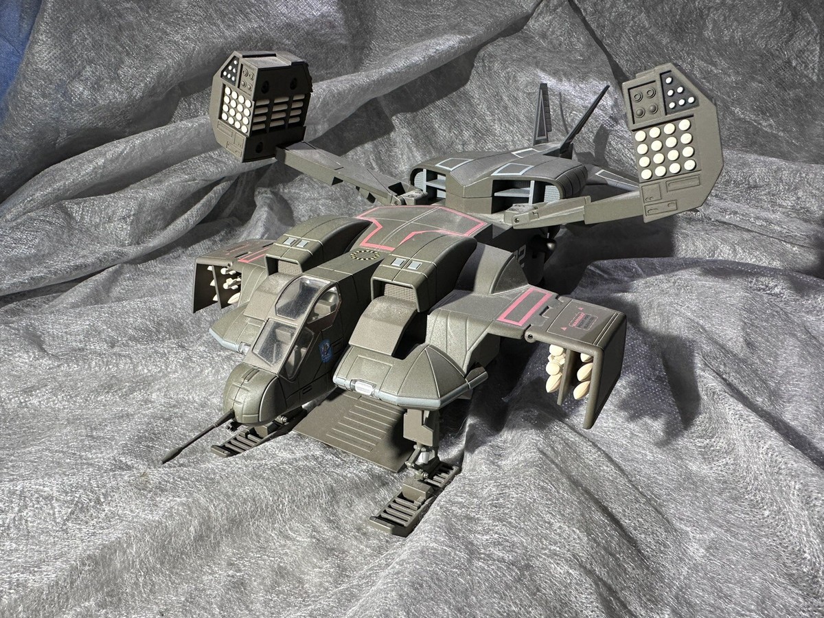Aoshima Aliens Drop Ship 02 Diecast Model 1/72 with Alien Aoshima Aliens Drop Ship 02 Diecast Model 1/72 with Alien