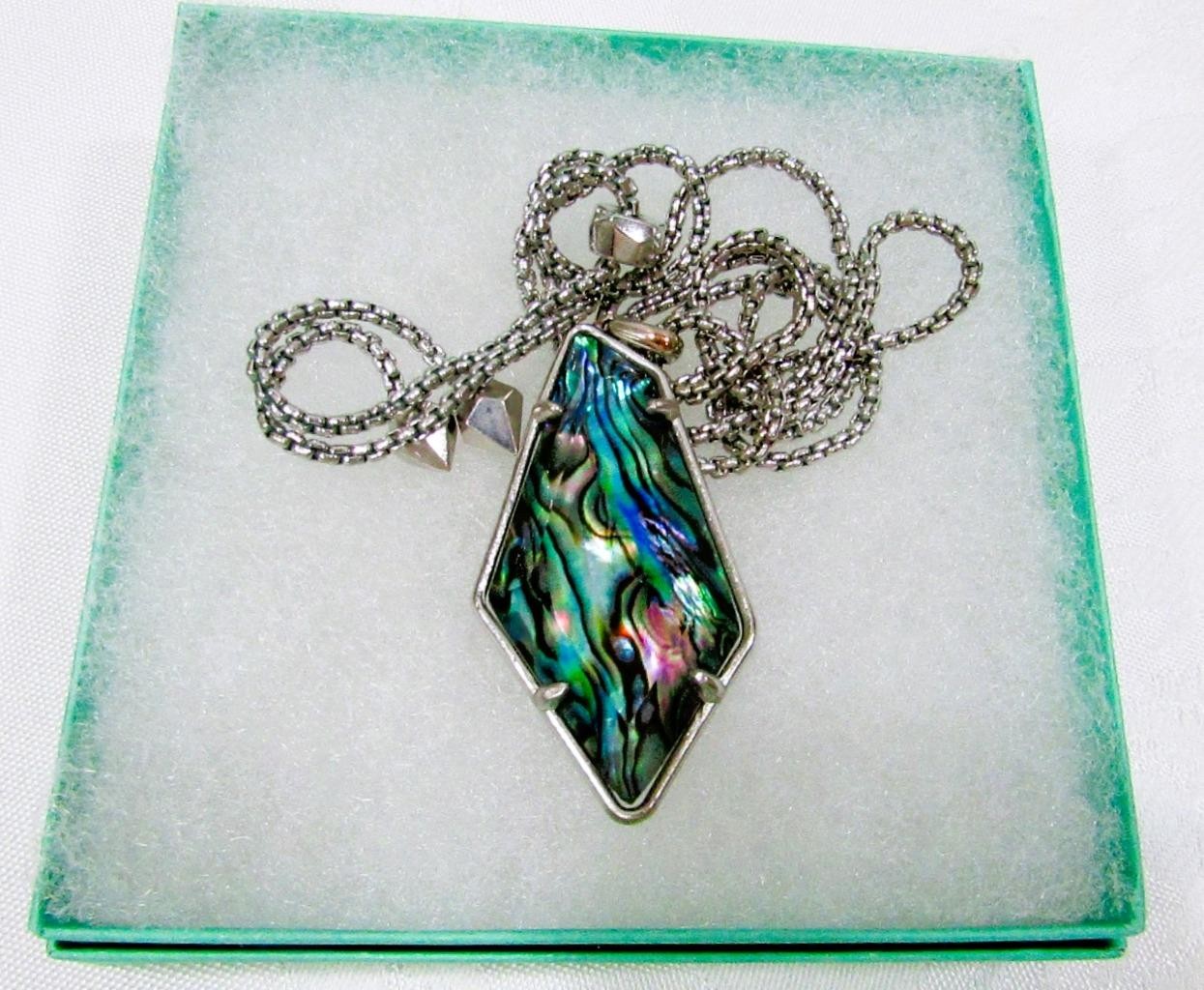 Jewelry KENDRA SCOTT Lilith Abalone Shell Pendant Necklace   Lot #107
