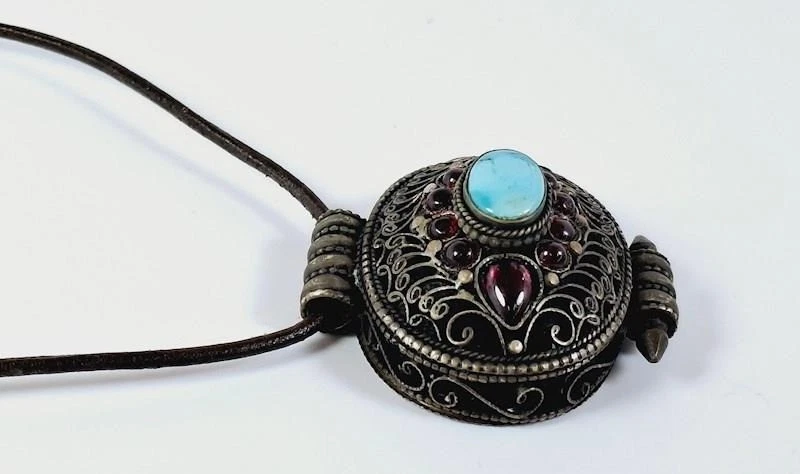 Colgante Caja de Oración Tibetana Ghau | Amuleto Granate Turquesa y Frambuesa - BRILLA Foto 3 de 4