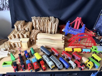 Holzeisenbahn Set Kinder Spiel Spielzeug über 200 Teile Schienen Brücke Autos und mehr 