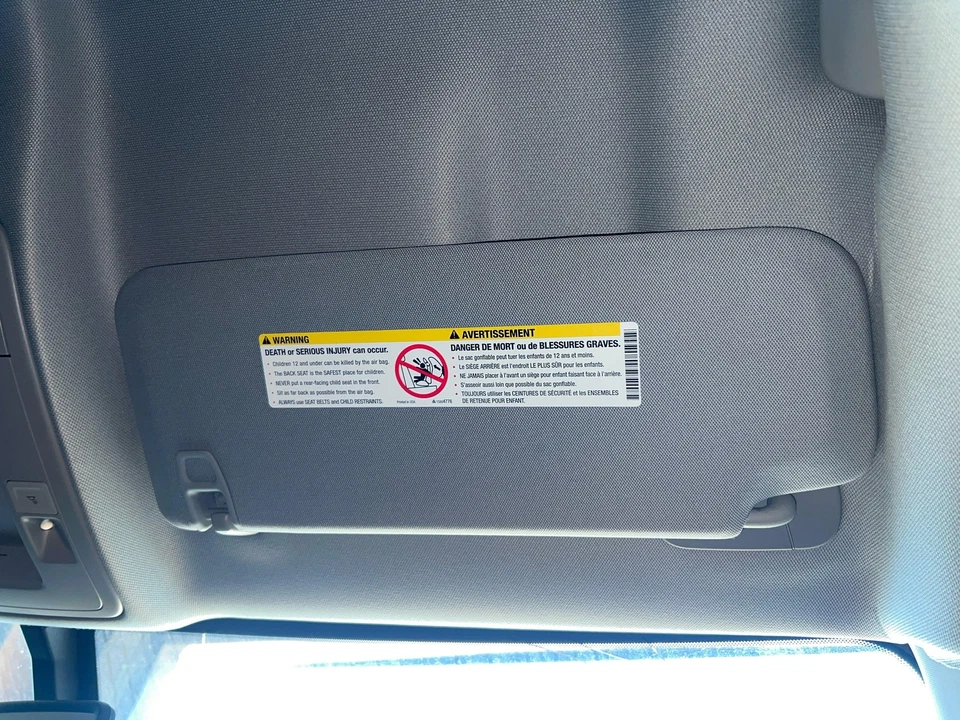 Chevy Silverado 2500HD 2015-2019 pasajero derecho gris iluminado parasol Foto 3 de 3