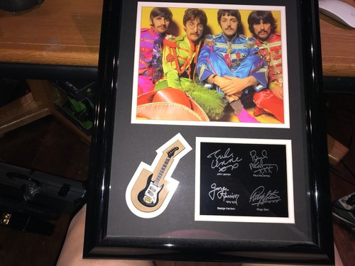 The Beatles "Sgt Peppers" gerahmtes Foto und Faksimile Autogramme und Minigitarre - Bild 3 von 6