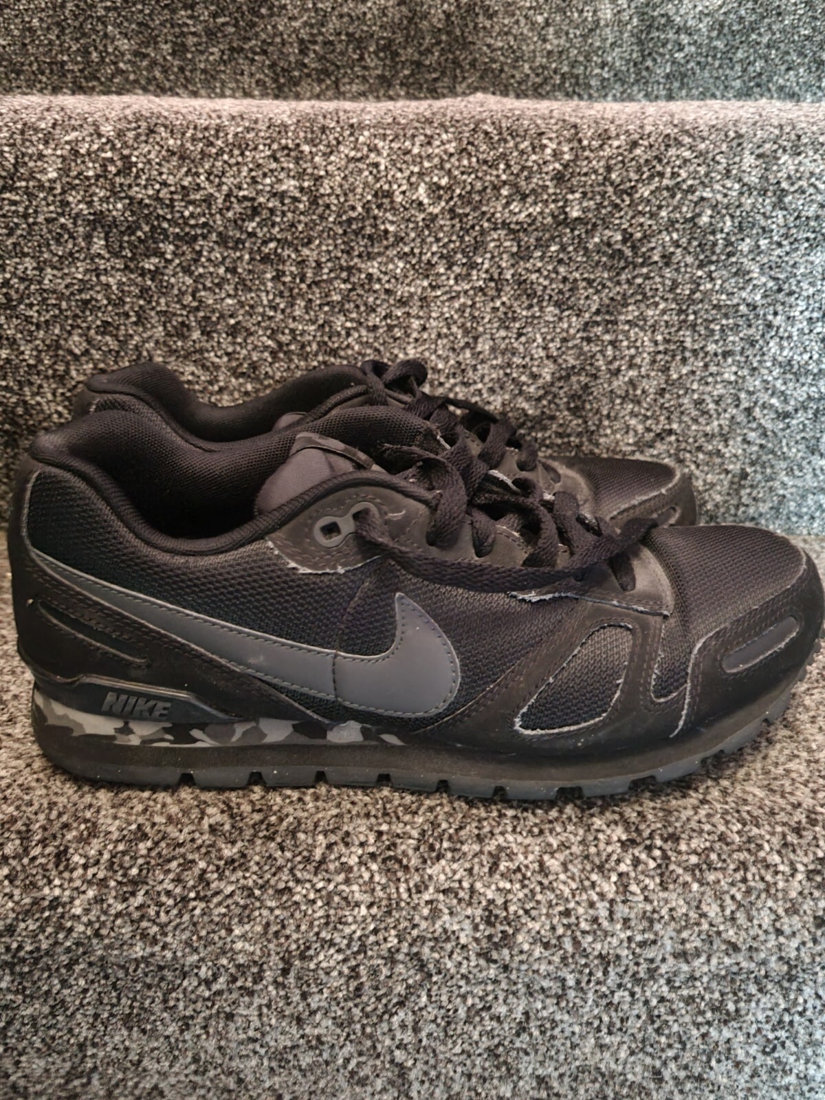 BLACK NIKE AIR TRAINERS WITH ARMY 