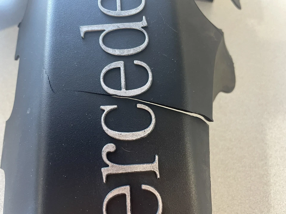 Mercedes-Benz ML320 1998-2003 ~ cubierta del motor ~ A1120100067 ~ pieza OEM Foto 3 de 4