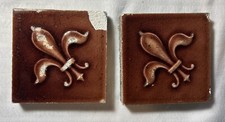 Lot de 2 anciens carreaux de majolique pont Fleur-De-Lis 3x3, signés