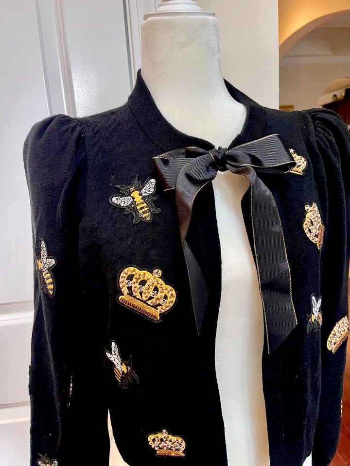 Suéter Cárdigan Alice + Olivia Kitty Bee Corona y Lazo Negro Talla Grande $595 Nuevo con Etiquetas Foto 4 de 4