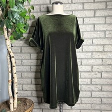 Urban Outfitters Green Velvet Dress Size Small Short Sleeve Relaxed Fit Holiday