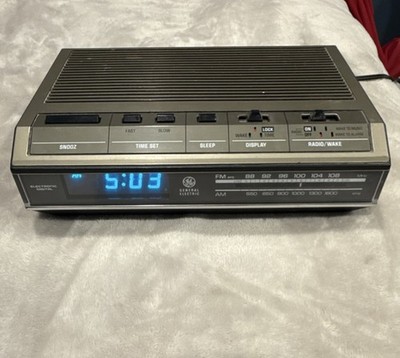 GE 7-4642A AM/FM Digital Clock Radio Snooze Sleep Timer Woodgrain