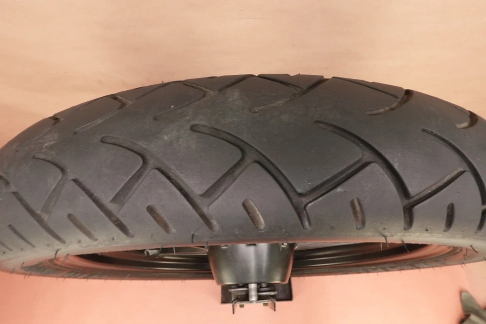 Llanta delantera Triumph Speedmaster 2014 11-17 Metzeler 100/90-19 Foto 3 de 4