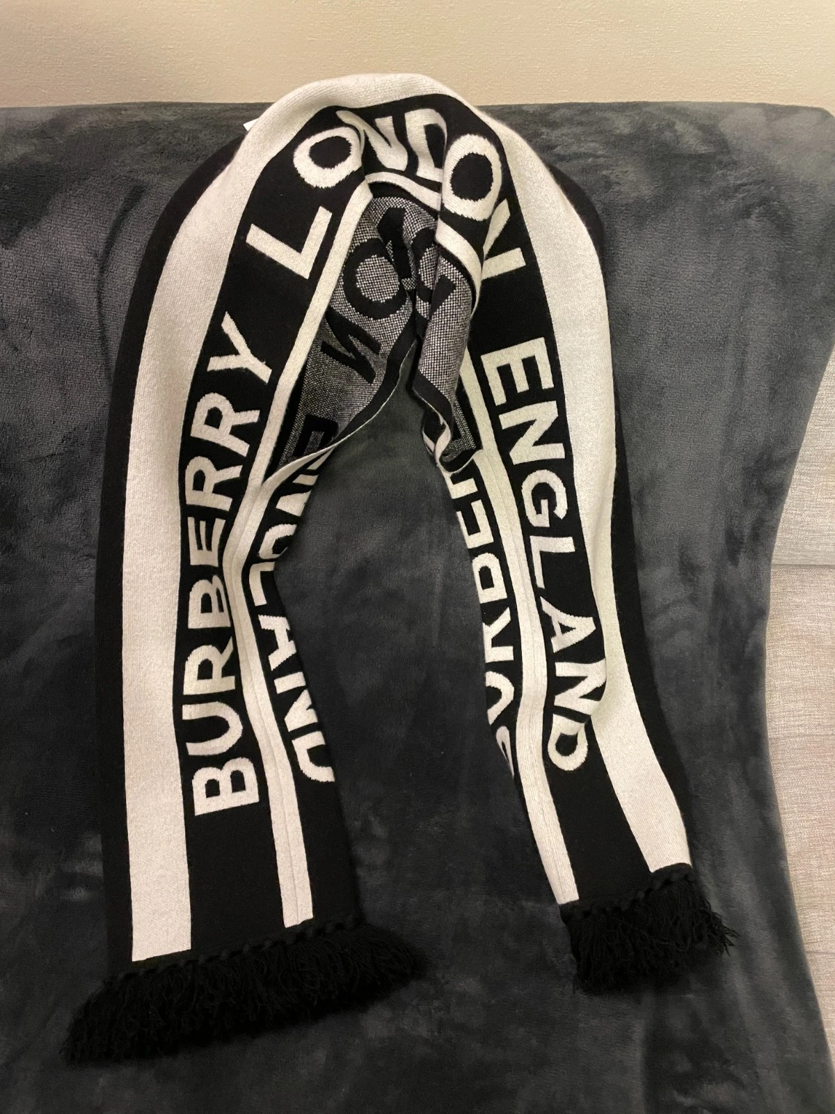 Burberry — Burberry scarf Football scarf with head Hole 160x20 cm
