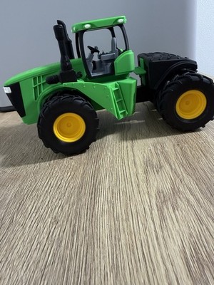 1:24 Scale  Green Farm Tractor 