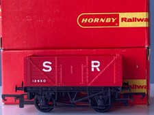 Hornby R010 SR 7 Plank Open Wagon #12530 in Red Livery