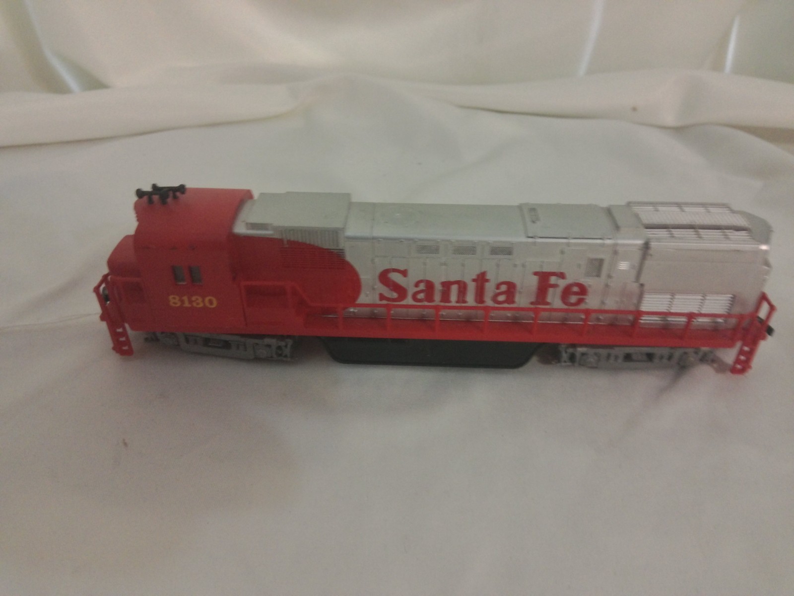 AHM Ho Scale #8130 Santa Fe Diesel Locomotive thumbnail 2