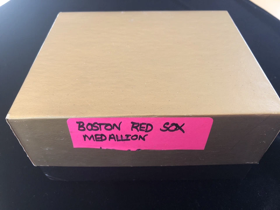 Medalhão leve Red Sox Grill novo estoque antigo - Imagem 4 de 4