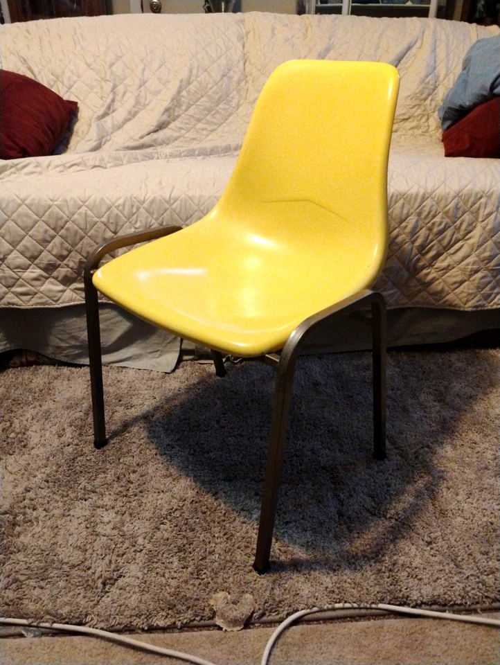 Cadeira lateral vintage Herman Miller molde de fibra de vidro concha amarela empilhável MCM - Imagem 2 de 4