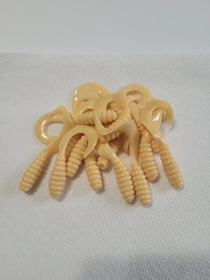 Mister Twister Teenie Curly Tail Grub, 2", Cor Bege Nutral 15/Pacote - Imagem 2 de 2