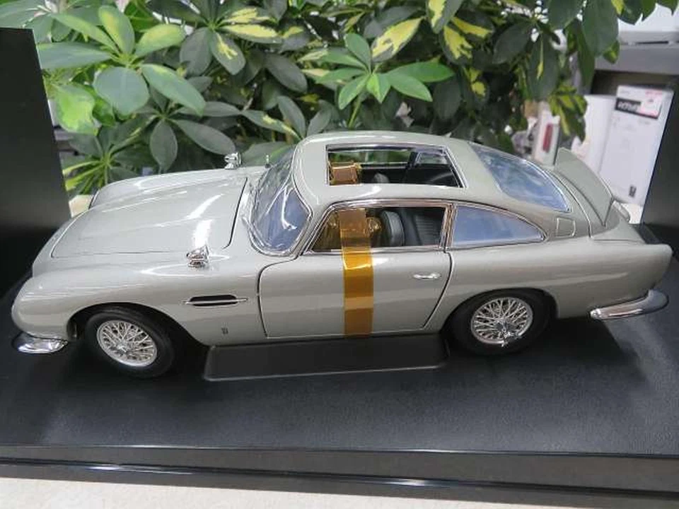 AUTOART James Bond 007 Goldfinger Aston Martin DB5 1/18 Scale Diecast Model Car - Image 2 of 4