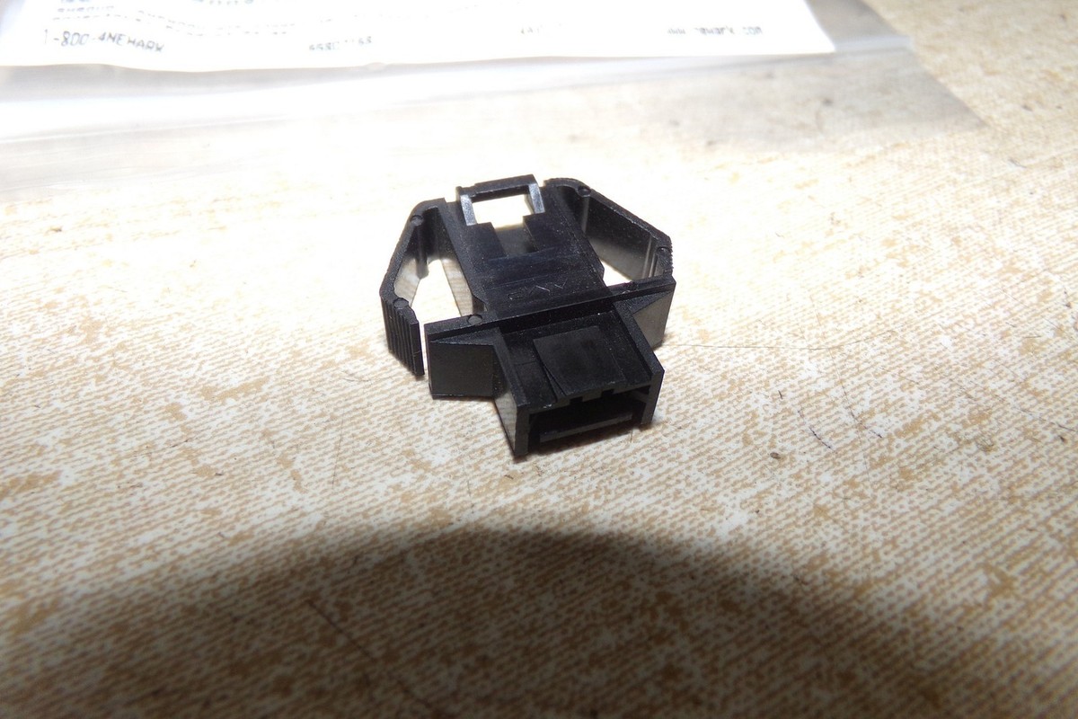 yuuu.　36 NEW TE Connectivity/AMP 103682-2 MTE Connector Shroud *FREE