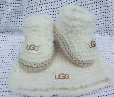 Handgestrickte Baby Creme Mütze und Schuhe Set 0/3m oder Neu mit Karton