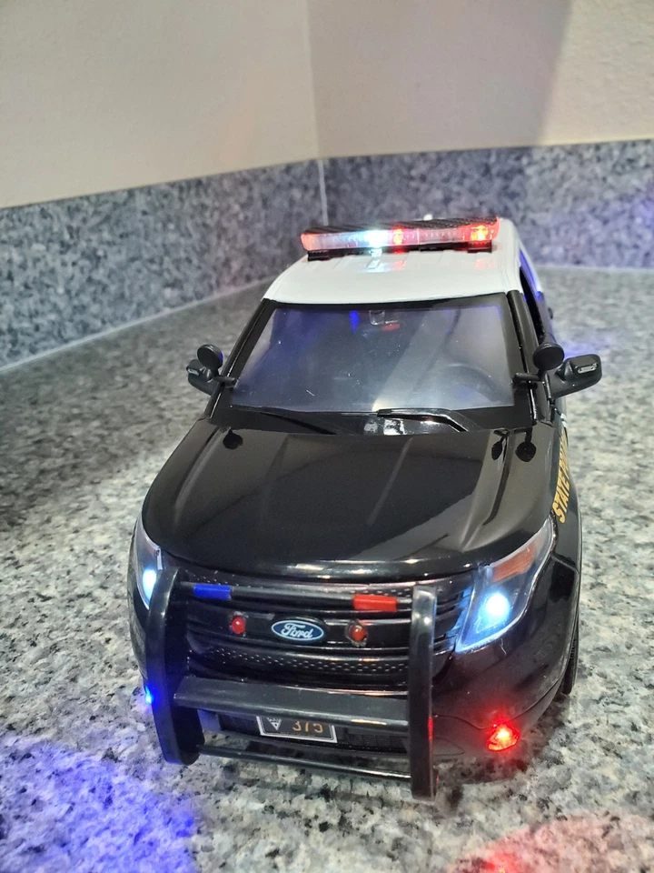 New Mexico State Police   -   Ford Explorer w/ All Flashing Lights - Image 3 of 4