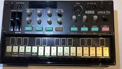 Korg volca fm Digital Desktop Synthesizer, 16 Tasten, Arpeggiator, MIDI,