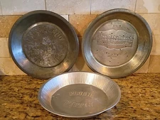 Mrs Robinsons PLUSH PIPPIN New England Pies 9.5" Tin Pie Pan Vintage Lot Of 3