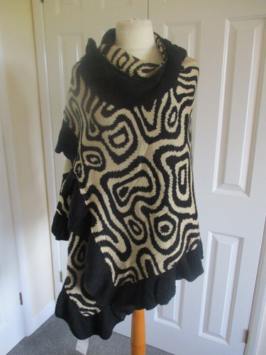 Warm shawlwrap- black/beige pattern with flounced edges