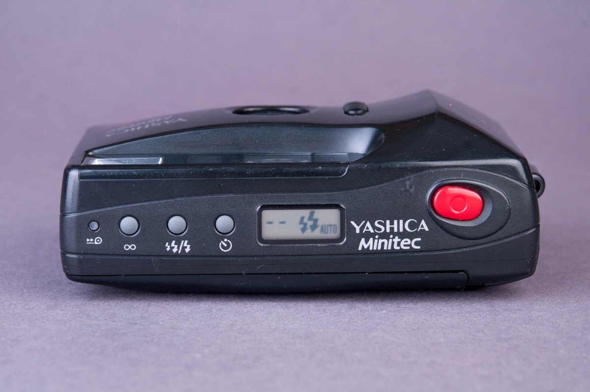 Yashica MF-2 Super : Appareil Photo Automatique Compact pour Capturer