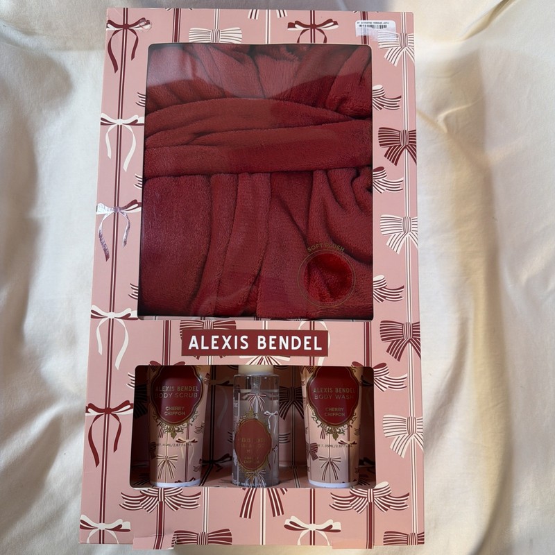NEW Alexis Bendel, Robe, Scrub, Wash, Body Mist Spa Gift Set