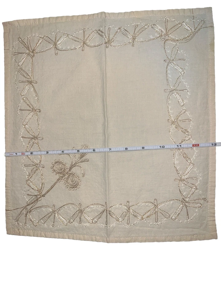 Servilletas de algodón beige, blanco y dorado hechas a mano, 14 por 13 pulgadas, juego de 4 Foto 4 de 4