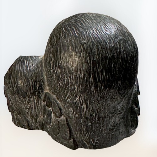 Escultura de resina estilo inuit original de lobo de 1970 de colección de madre búho y búho - Imagen 9 de 12