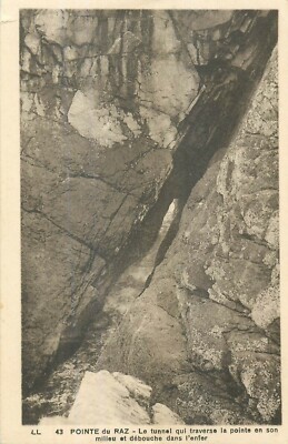 29 POINTE DU RAZ TUNNEL THAT CROSSES THE POINTE EN SON MILIEU