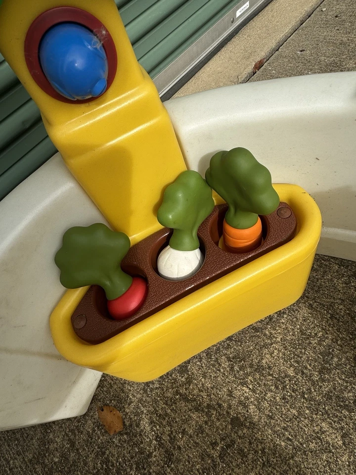 Centro de actividades para niños pequeños Little Tikes de colección con verduras y letras Foto 3 de 4