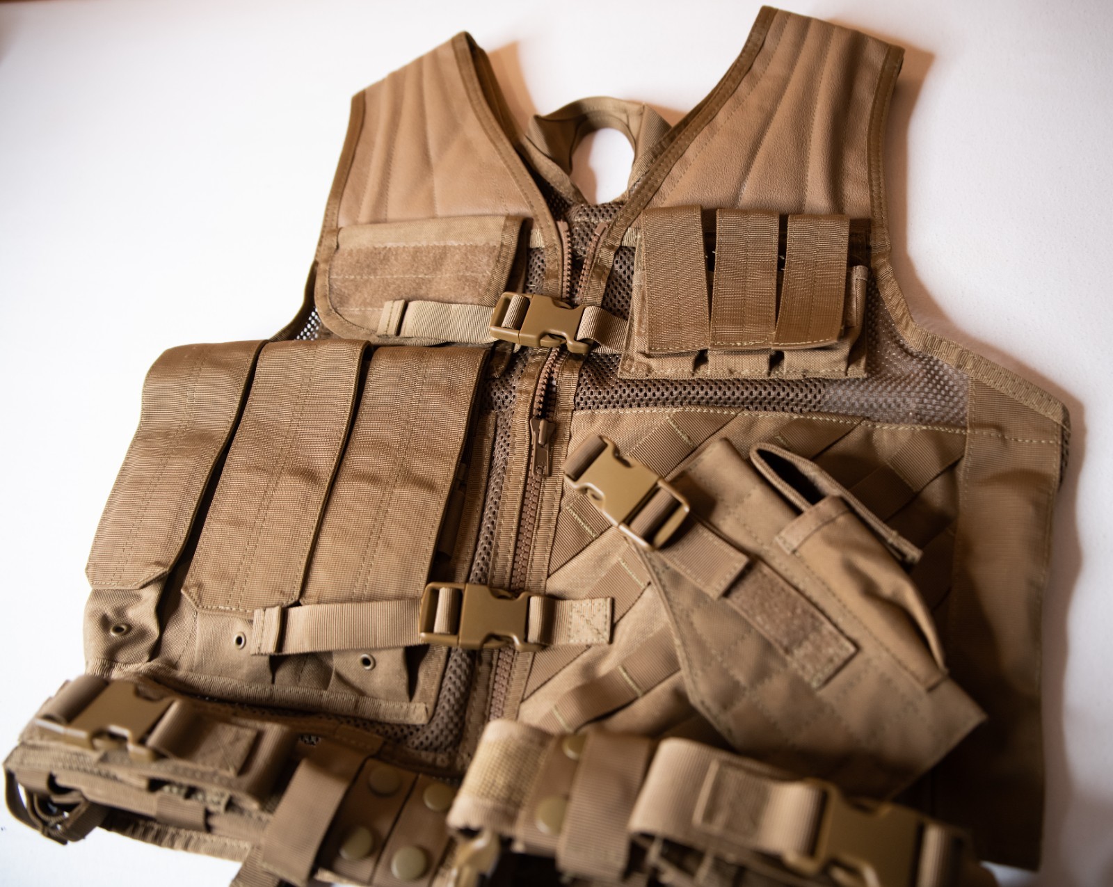 Gilet tactique Condor avec holster intégré et ceinturon réglable Coyote Brown