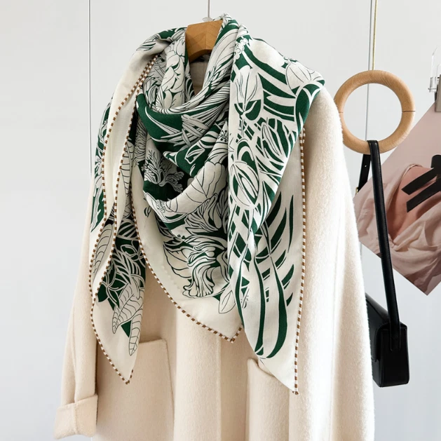 Bufanda envolvente 70 % cachemir 30 % seda estampado bosque chal estampado doble cara 135x135 cm Foto 3 de 3