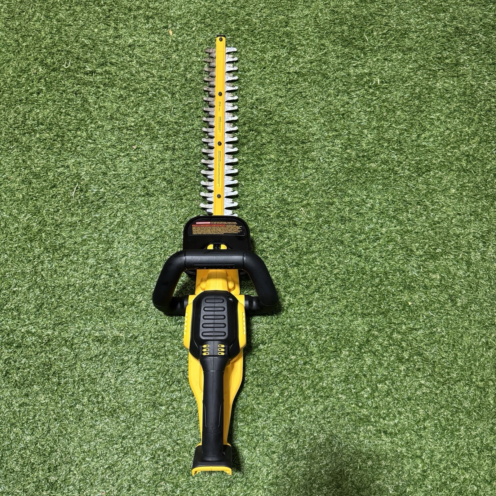Dewalt 20V MAX* Cordless Hedge Trimmer, 5.0 Ah, 22-Inch DCHT