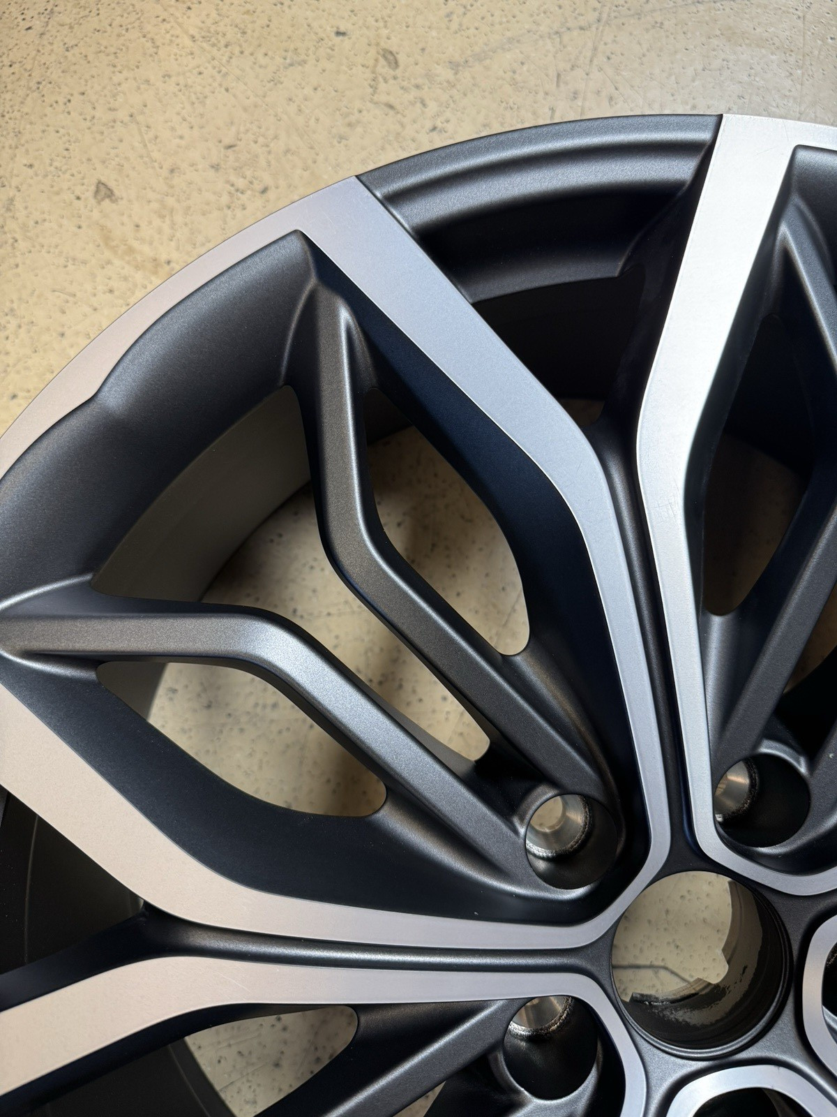 Maserati Levante Wheel P/N 940000896