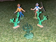 2 SOLDATINI NARDI e 3 CACTUS A PALE 7 CM NON GIOCATO