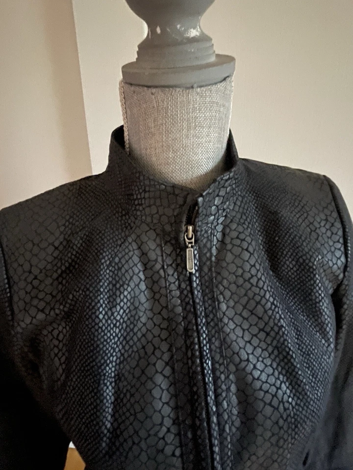 Chaqueta Alfani Mujer Negra Estampado Cocodrilo Cuero Cremallera Completa Talla S Pequeña Foto 4 de 4