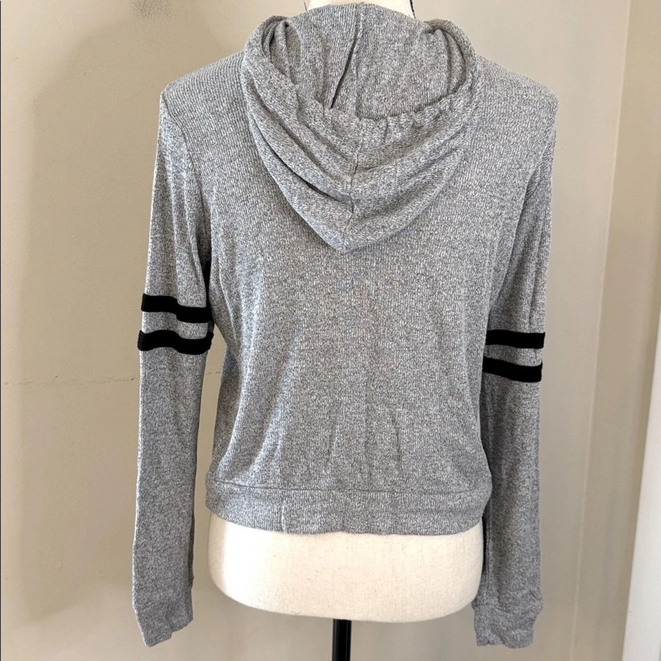 Suéter con Capucha One Clothing en Gris Jaspeado Negro Cordón y Rayas en los Brazos Talla M Foto 2 de 4