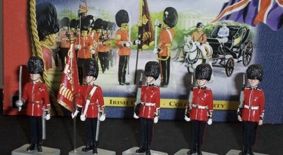 W Britain Trooping The Colour Irish Guards #40393 MIB 1:30 5 Piece Set