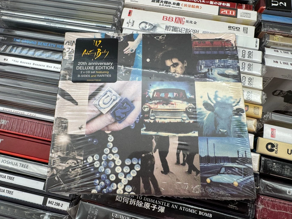 U2 : 2CD ACHTUNG BABY - 20TH ANNIVERSARY DELUXE EDITION STILL SEALED - Bild 1 von 2