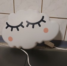 IKEA Wolken-Wandlampe Drömsyn weiß Kinderzimmer mit Schlafaugen