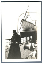 Prêtre orthodoxe au bord d'un navire  Vintage silver print.  Tirage argen