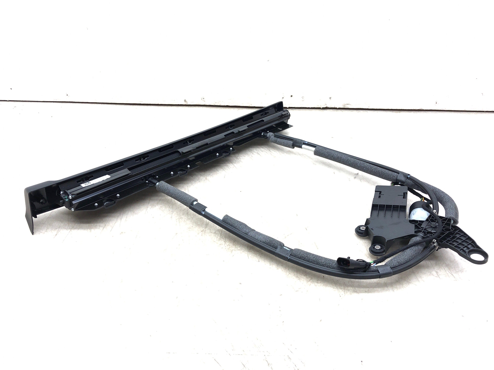 17-22 MASERATI LEVANTE LEFT REAR DOOR PANEL WINDOW SHADE ROLLER 670087464 OEM