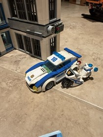 LEGO City Police Station 60141 Complete Set 894 Pieces w/ Vehicles & Minifigures