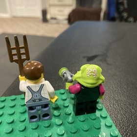 LEGO Alien Conquest Minifig Farmer (ac007)& Pilot (ac002) 7052 UFO Abduction Lot