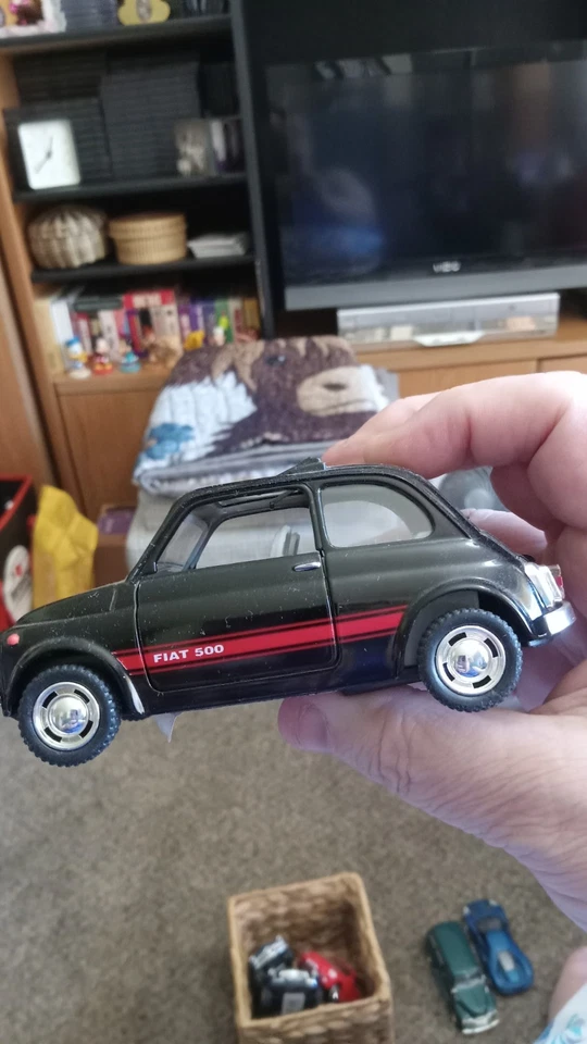 Modelo clásico Fiat 500 escala 1/24 Diecast de Kinsmart - NEGRO Foto 2 de 4