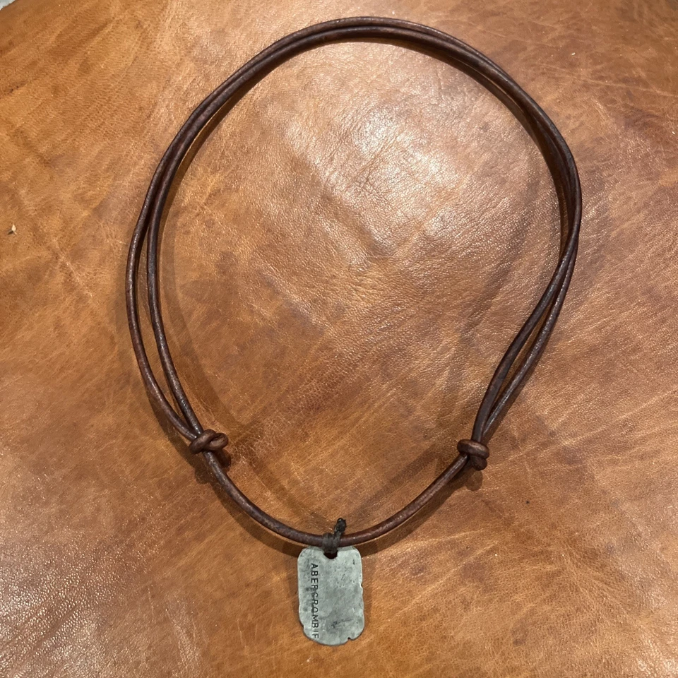 Abercrombie and Fitch A&F 复古仿旧皮革金属吊坠项链 罕见 — 第 2/2 张图片